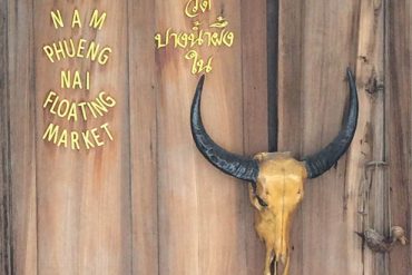 バンコク近くのローカル水上マーケット
