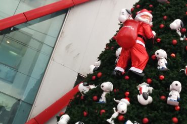バンコク郊外でスヌーピーが群がるクリスマスツリー発見