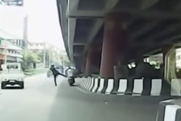 ノーヘル運転を許さないタイ警察