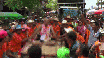 激しい出家儀式