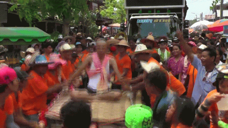 激しい出家儀式