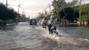 浸水する工業団地