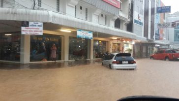 大雨によりクラビで道路が冠水 ©matichon