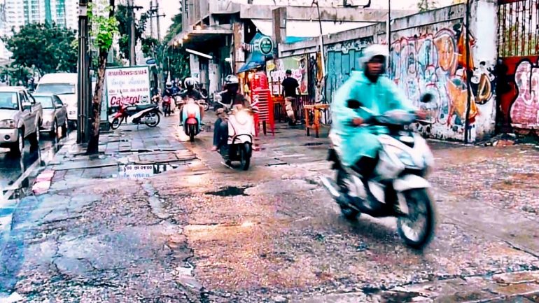 バンコクの歩道を走るスクーター