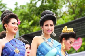 タイでタイループ 「イサーン最果ての地　ウボンラチャタニー　キャンドルフェスティバル編」