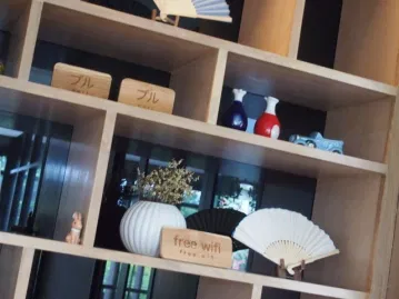 本棚には扇子や日本伝統工芸品