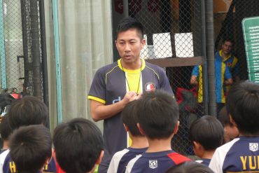 前園氏が来タイして子供たちにサッカー指導