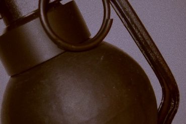 仲間をかばい手榴弾を蹴り返そうとした警官が重症