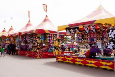 伝統文化を守ること、伝統文化を広めること、シンガポールのソンクランで意見の対立