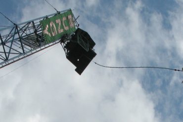 バンジージャンプのテスト中に落下死亡事故