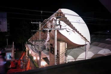 吹き飛ばされたテント