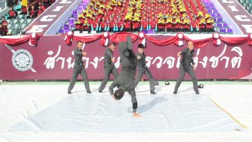 ブレイクダンスを披露するタイ警察