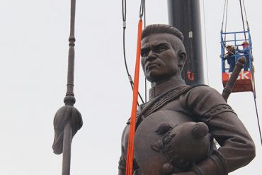 海をみる7体の銅像