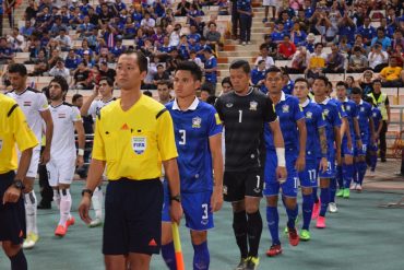 ピッチに向かうタイ代表