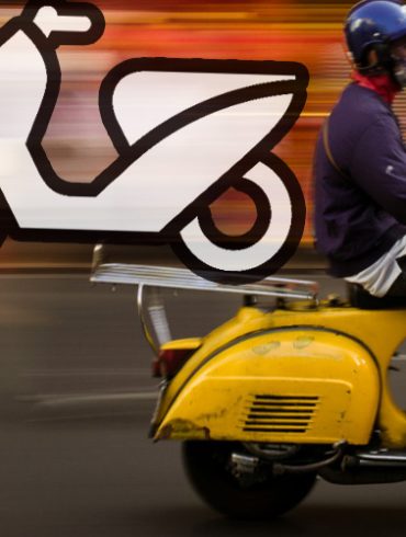 タイでスクーターを運ぶベスパ