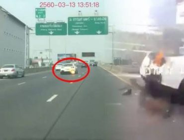バンコクの高速道路を走行中のスポーツカーから火が！