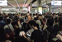 ごった返すタイのスワンナプーム空港