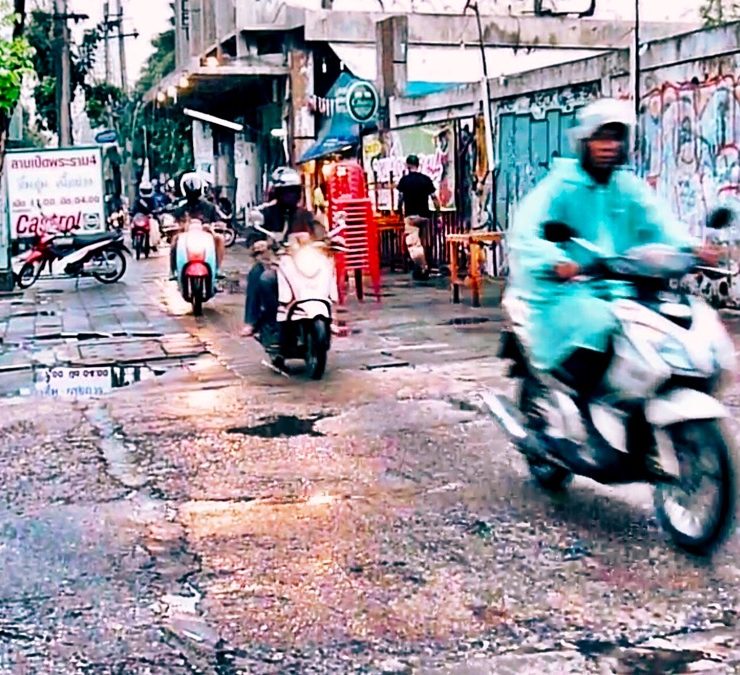 バンコクの歩道を走るスクーター