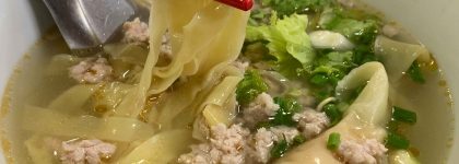 バンコク無双の塩ワンタン麺をすする