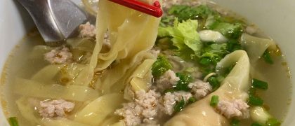バンコク無双の塩ワンタン麺をすする