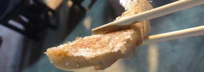 タイ人男性が焼き上げる羽つき餃子と現地目線