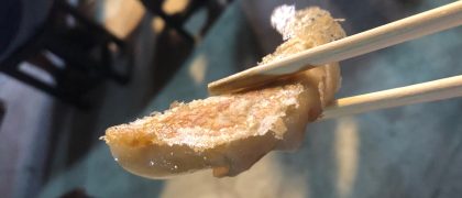 タイ人男性が焼き上げる羽つき餃子と現地目線