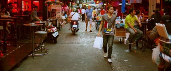 タイで安い売春を利用する日本人と、日本人から金を稼ぐ売春婦。