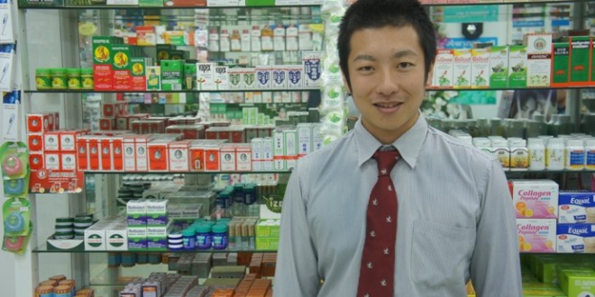 「将来はアフリカで無料の医療サービスも！」 バンコクで薬局を経営する青年店長　飯田直樹氏インタビュー