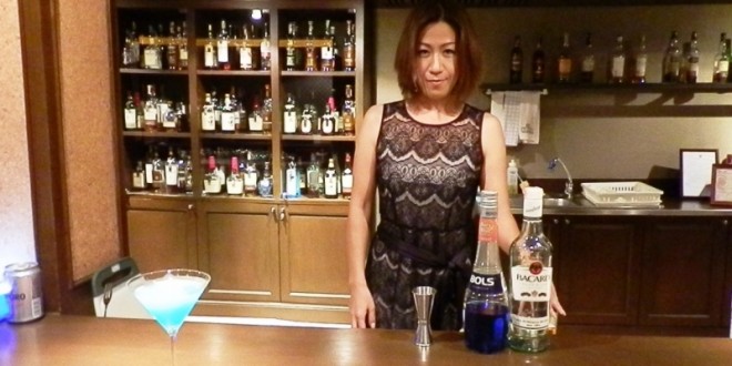 「何もない普通のバー」Anchorのカウンターに立つ太田さちこさん