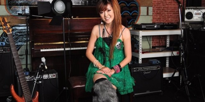 タイで働く女性たち　第40回　「雷で人生が変わった！」シンガソングライター、瑠璃（RURI）さん